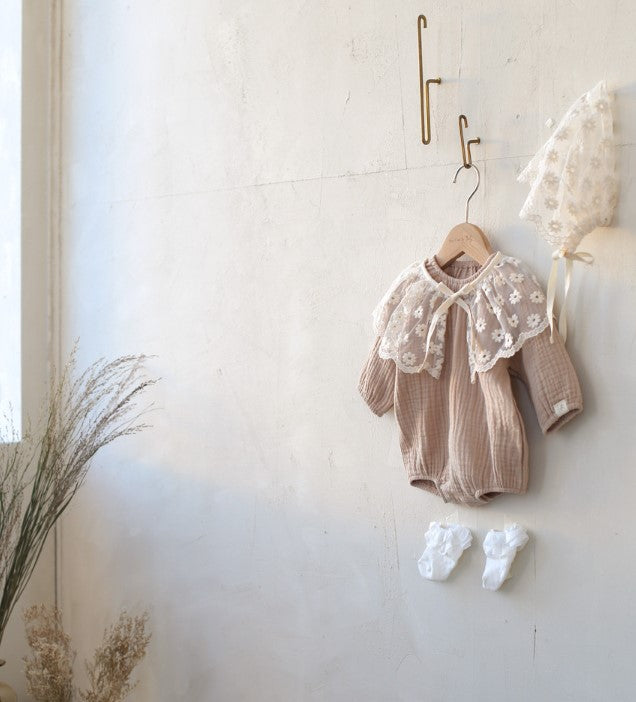 Daisy Lace Capron & Bonnet