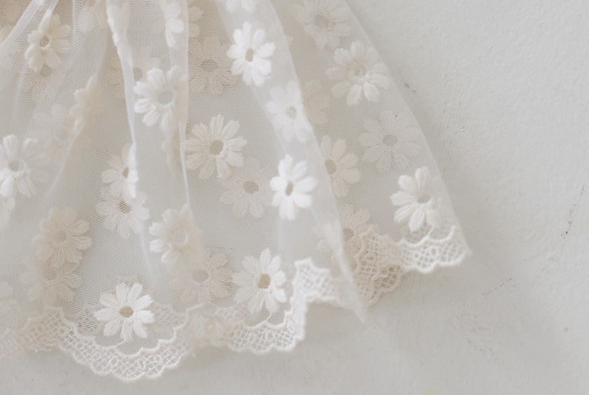 Daisy Lace Capron & Bonnet