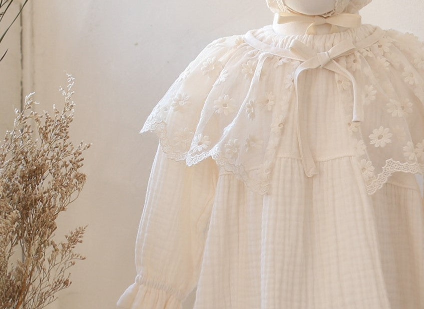 Daisy Lace Capron & Bonnet