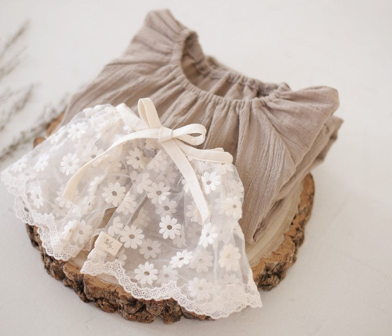 Daisy Lace Capron & Bonnet