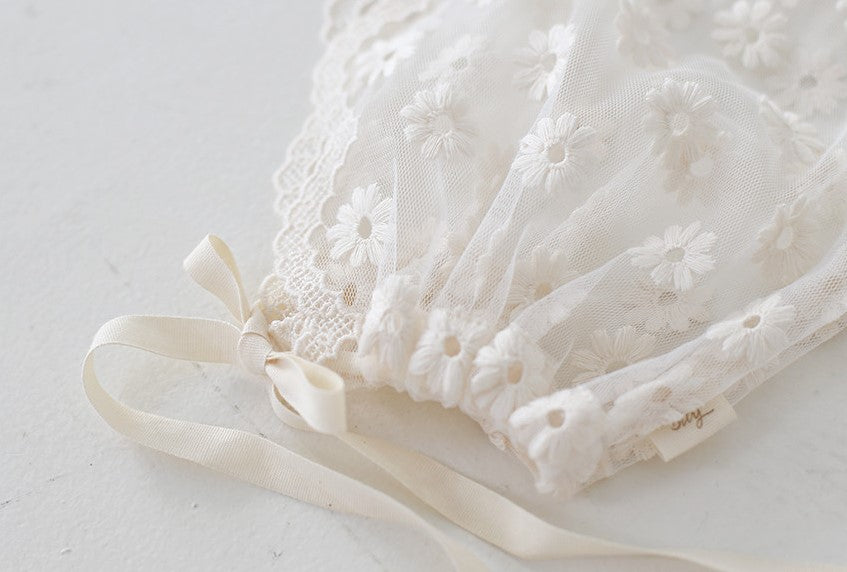 Daisy Lace Capron & Bonnet