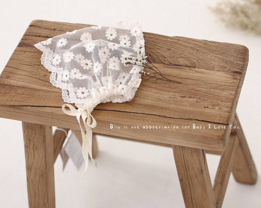 Daisy Lace Capron & Bonnet