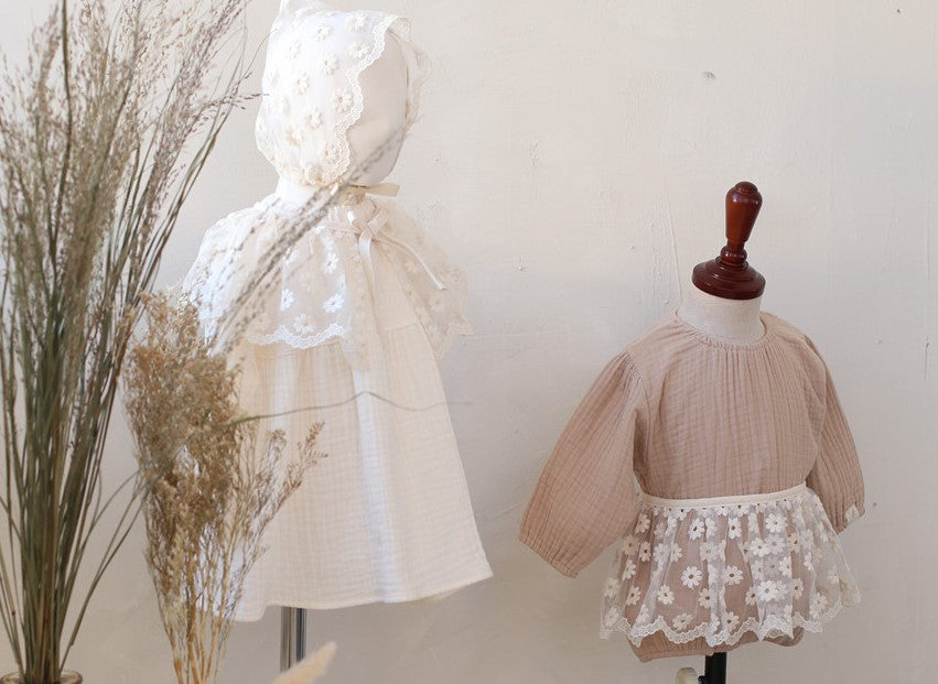 Daisy Lace Capron & Bonnet